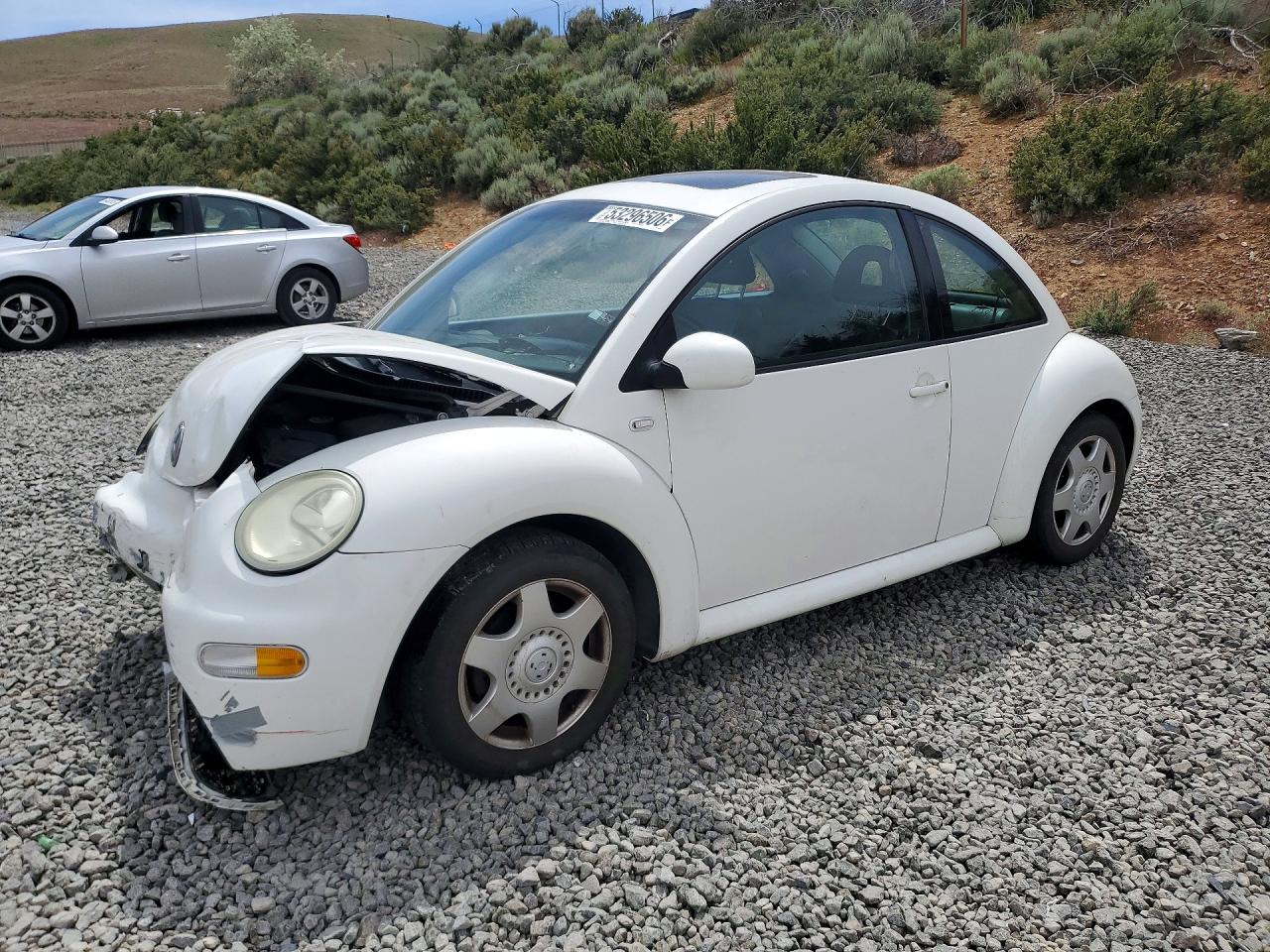 2001 Volkswagen Beetle GLS, VIN 3VWCK21C81M464273 — Front end