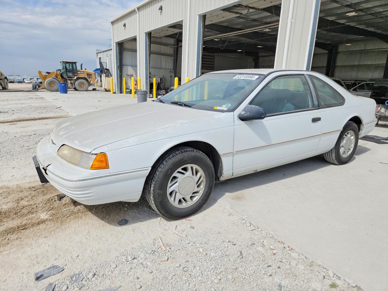 1992 Ford Thunderbird, VIN 1FAPP60T8NH175926 — Перед