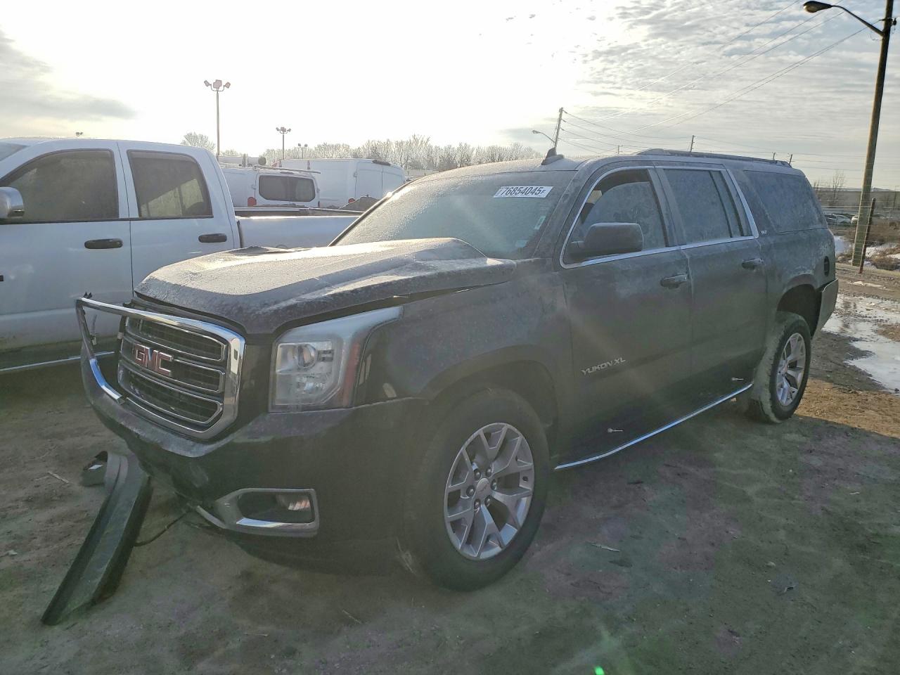 2016 GMC Yukon XL SLT, VIN 1GKS1GKC2GR365635 — Front end