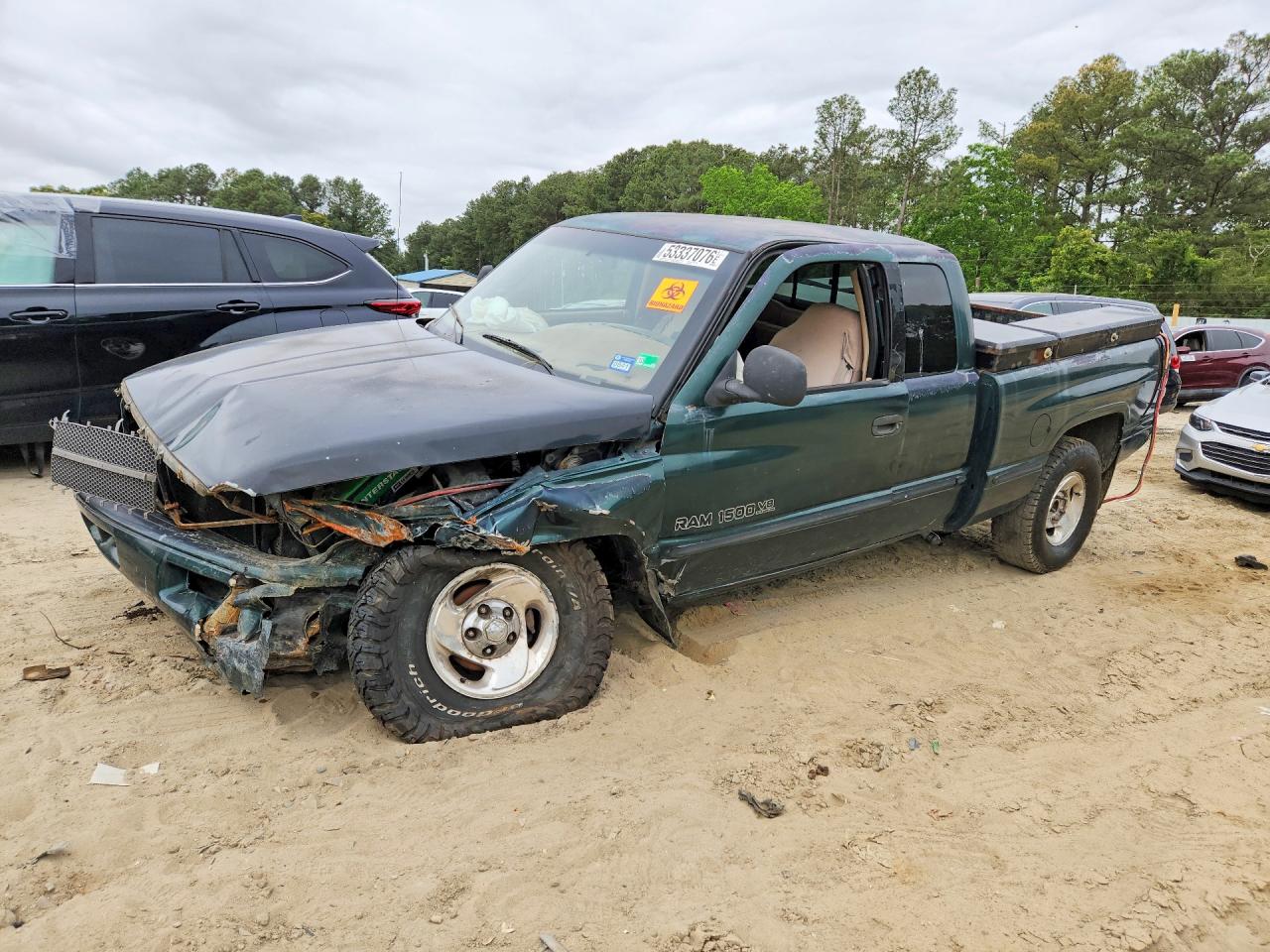 1999 Dodge 1500, VIN 3B7HF13Z0XM539971 — Front end