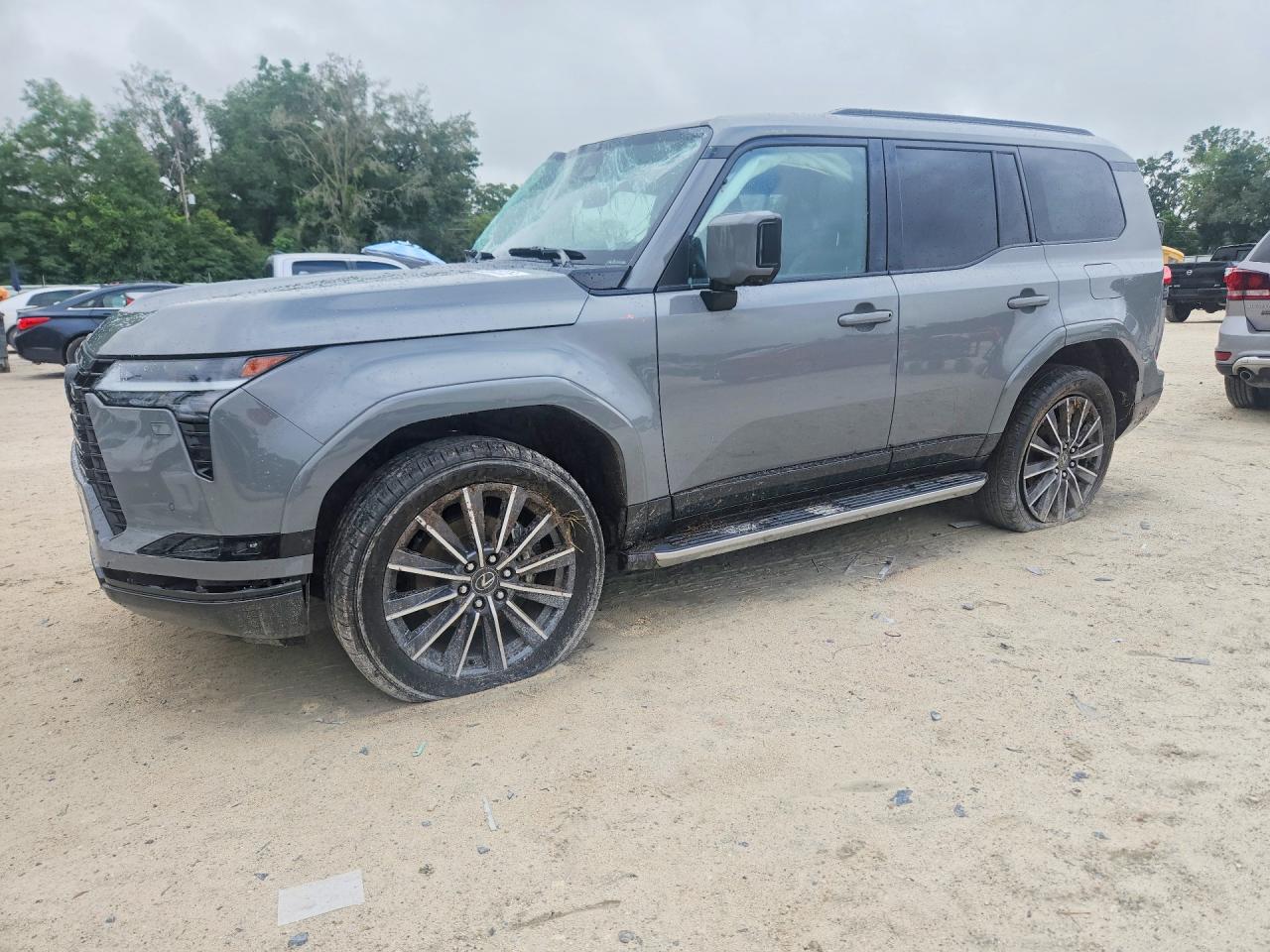 2024 Lexus GX 550 Luxury, VIN JTJVBCDX1R5002183 — Бок