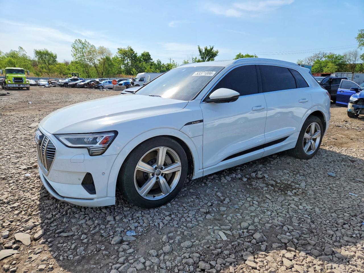 2019 Audi e-tron Premium Plus, VIN WA1LAAGE6KB023723 — Зад