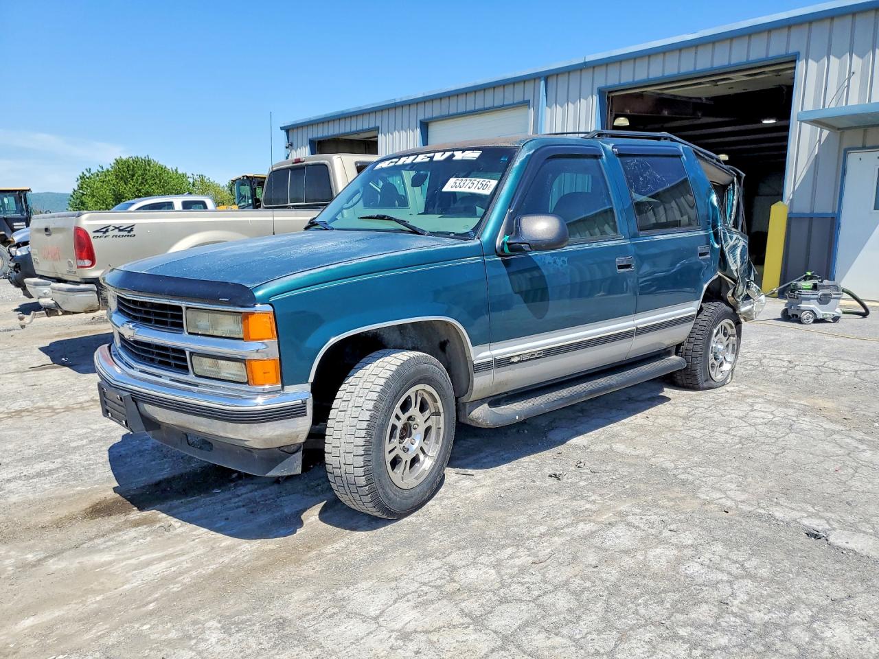 1997 Chevrolet Tahoe, VIN 1GNEK13R1VJ440432 — Зад