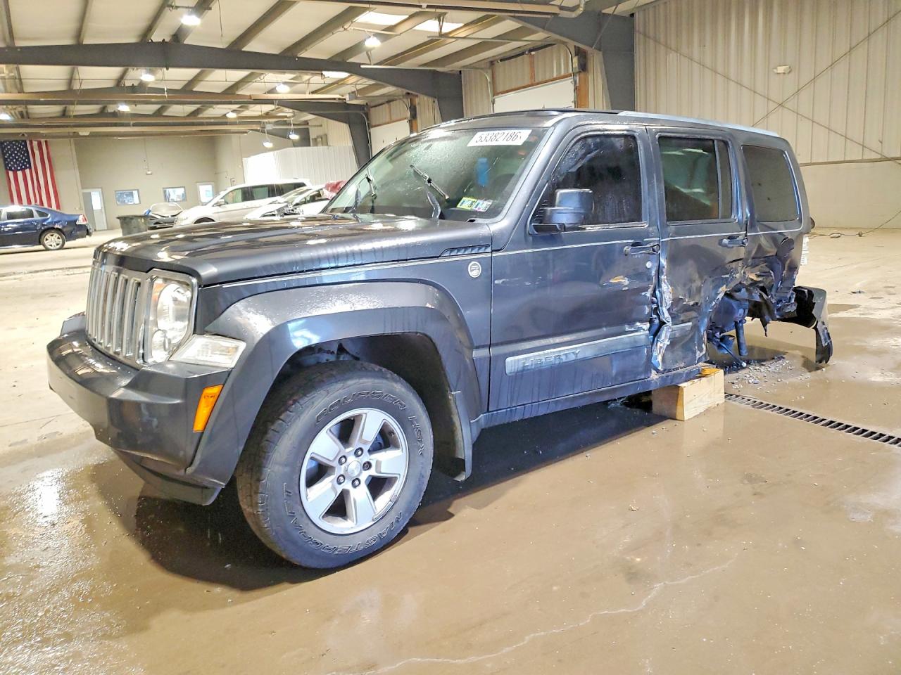 2010 Jeep Liberty Sport, VIN 1J4PN2GK2AW180237 — Бок