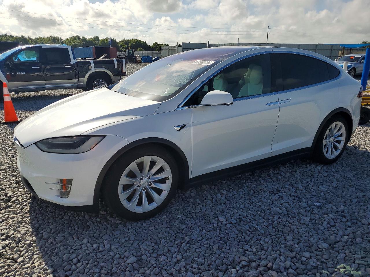 2019 Tesla Model X 75D, VIN 5YJXCBE2XKF197713 — Side