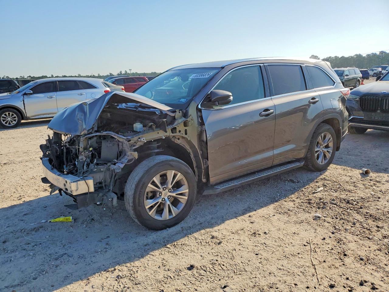 2015 Toyota Highlander XLE, VIN 5TDKKRFHXFS053914 — Front end