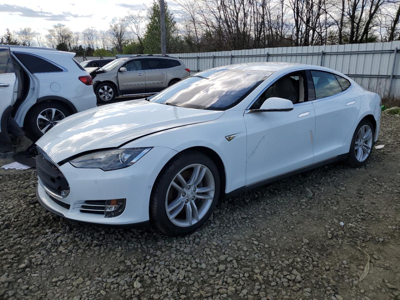 2014 Tesla Model S 60, VIN 5YJSA1H1XEFP55657 — Фото с аукциона