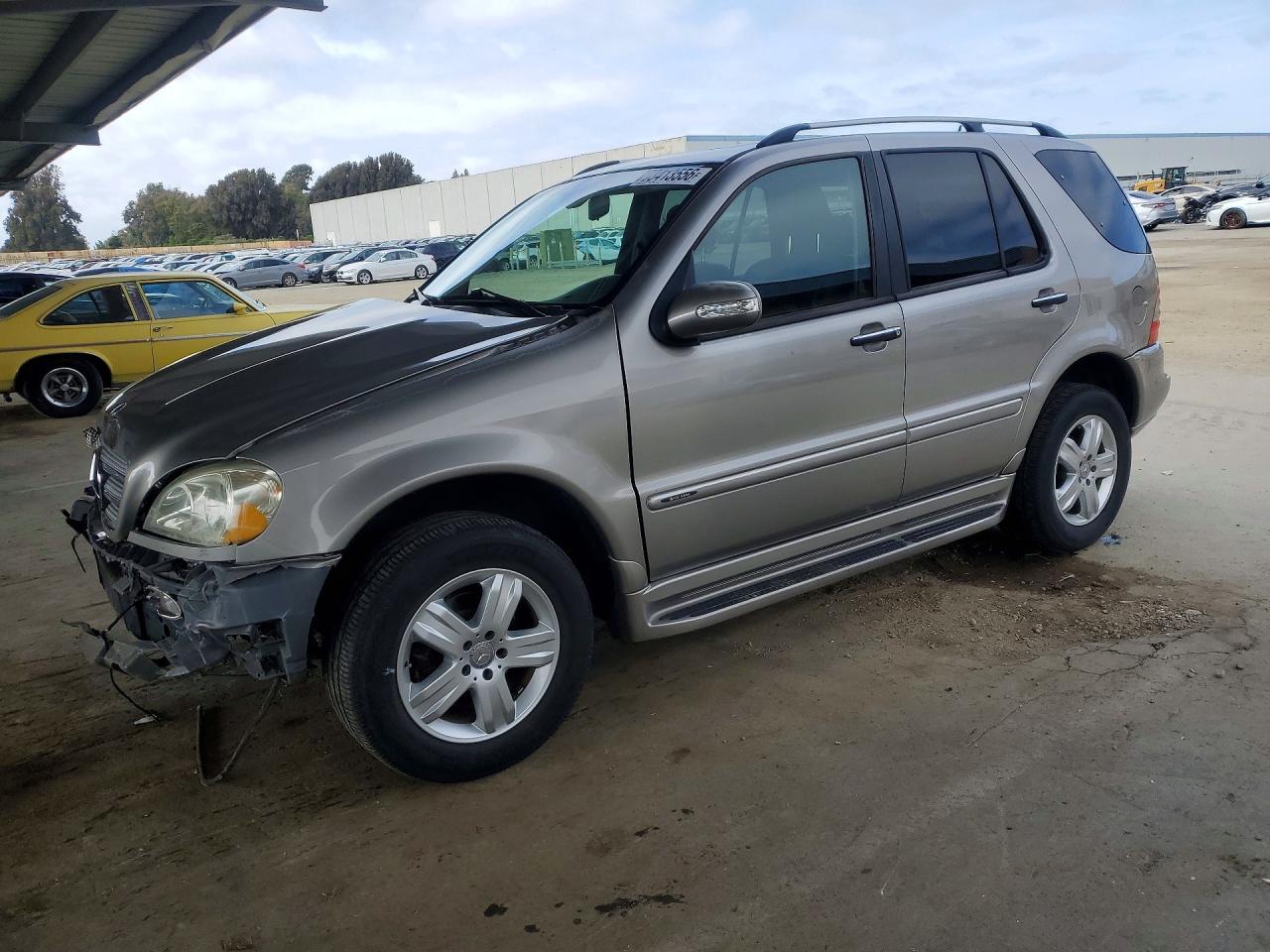 2005 Mercedes-Benz M 350, VIN 4JGAB57E65A548403 — Front end