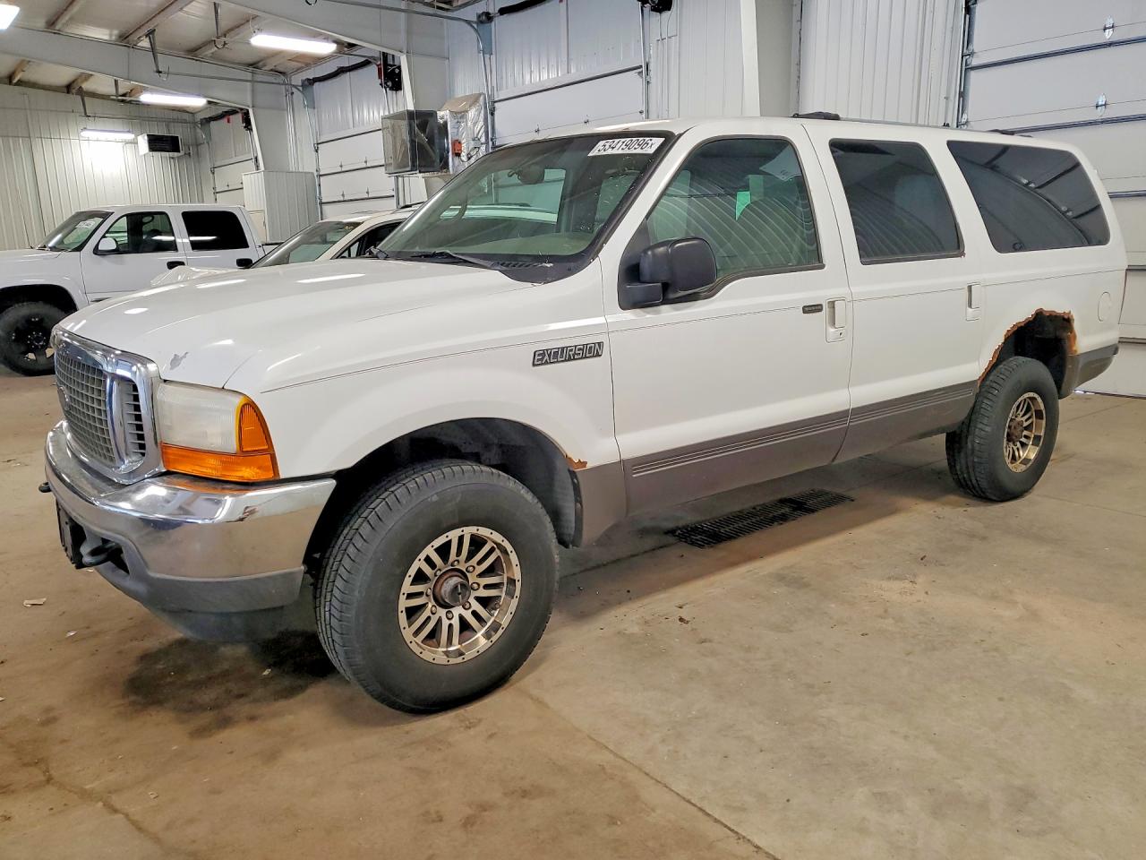 2001 Ford Excursion XLT, VIN 1FMNU41S41EB00720 — Front end