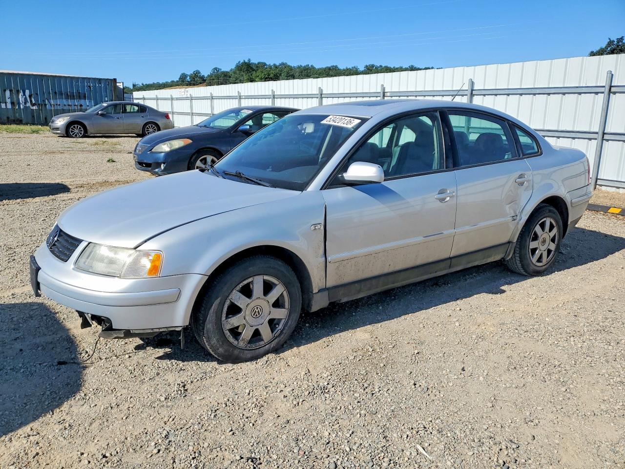 2000 Volkswagen Passat GLS, VIN WVWMA23B0YP291481 — Front end