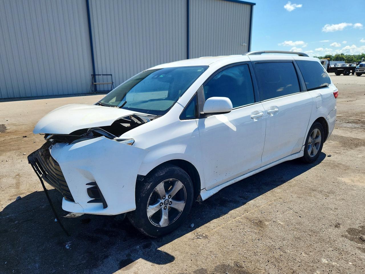 2018 Toyota Sienna LE, VIN 5TDKZ3DC2JS963677 — Front end