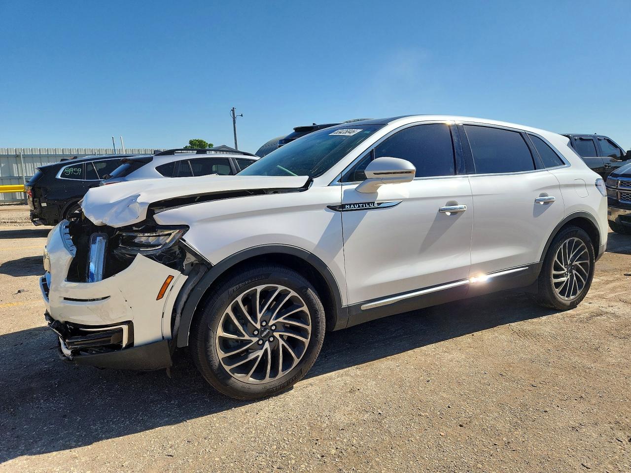 2019 Lincoln Nautilus Reserve, VIN 2LMPJ8LP6KBL22775 — Front end