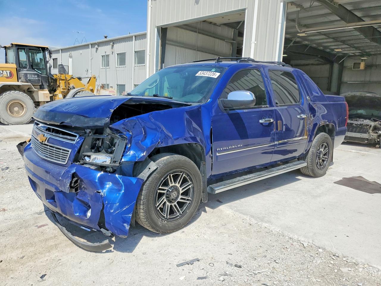 2013 Chevrolet Avalanche LTZ, VIN 3GNTKGE78DG113094 — Front end