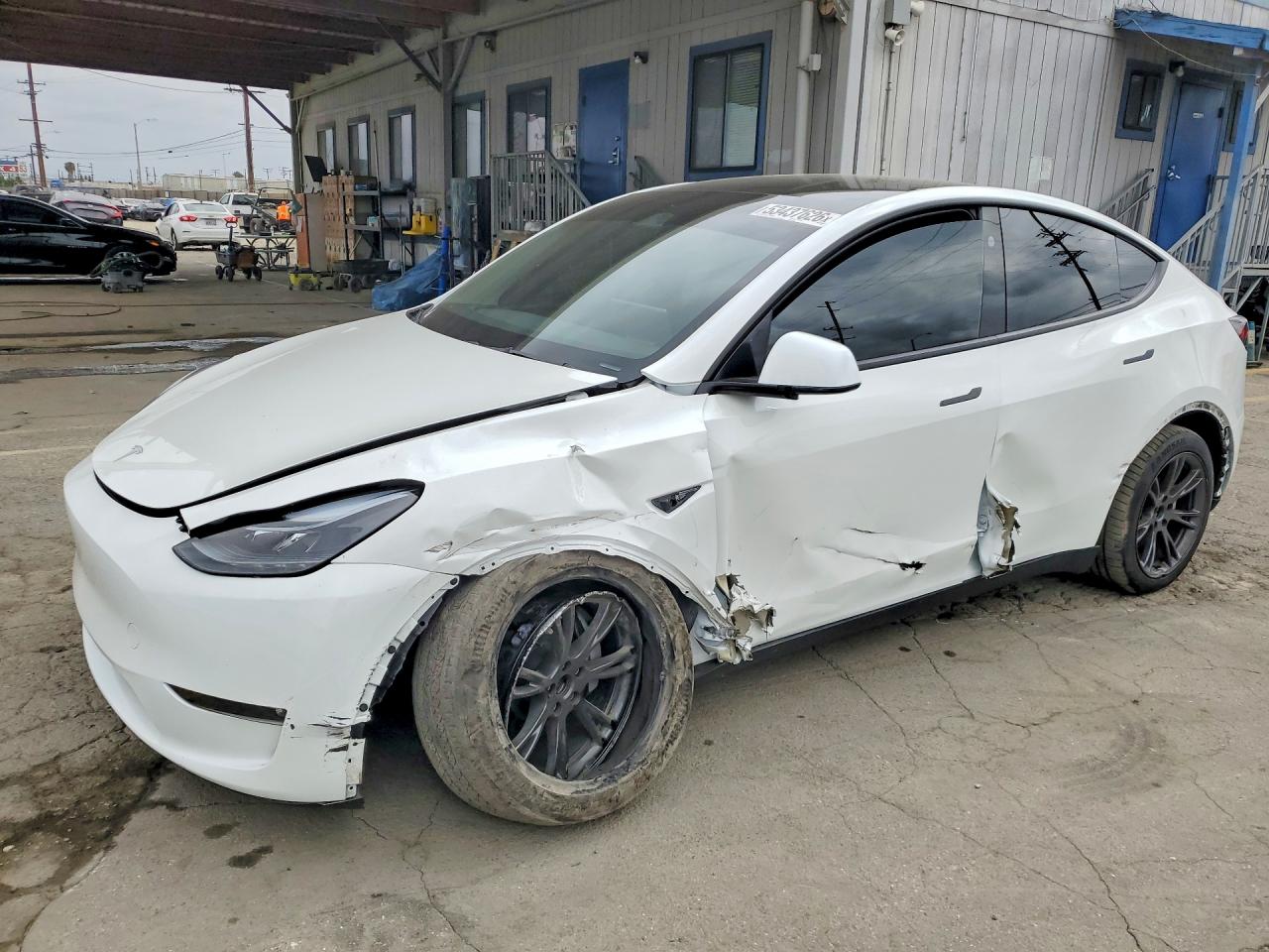 2024 Tesla Model Y Long Range, VIN 7SAYGDEE6RF198594 — Front end