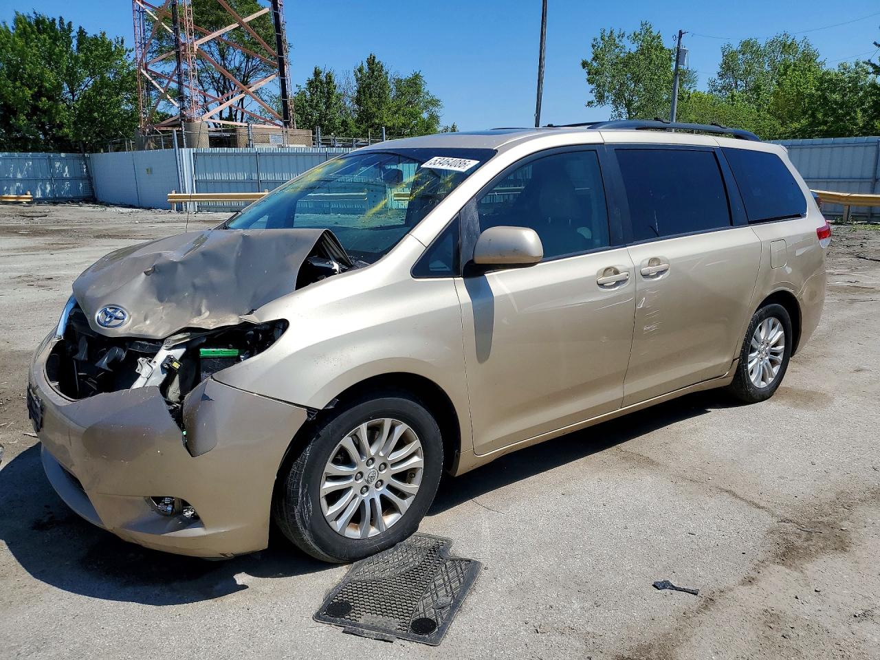 2011 Toyota Sienna XLE, VIN 5TDYK3DC2BS036792 — Front end