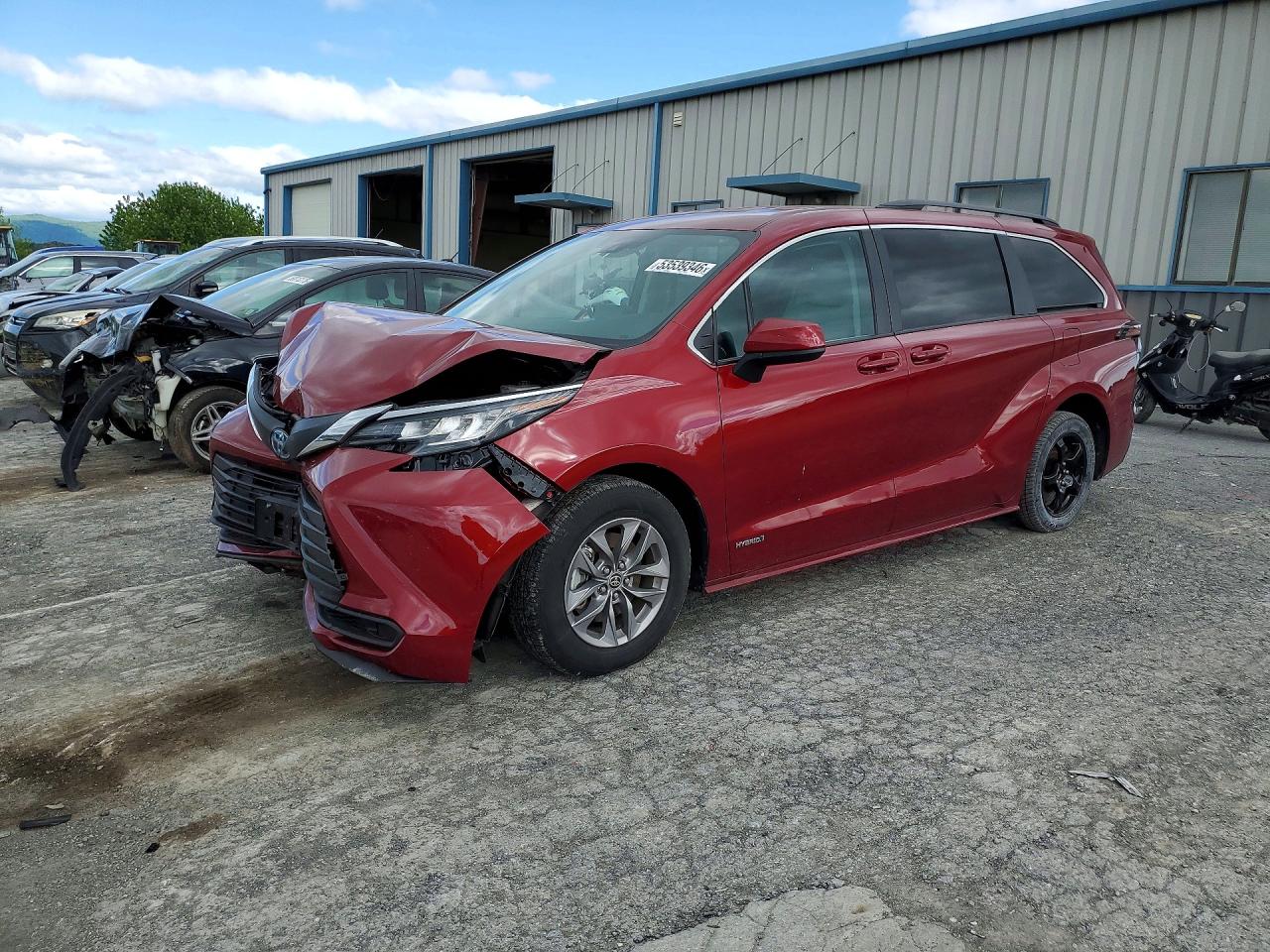 2021 Toyota Sienna LE, VIN 5TDKRKEC4MS066387 — Перед