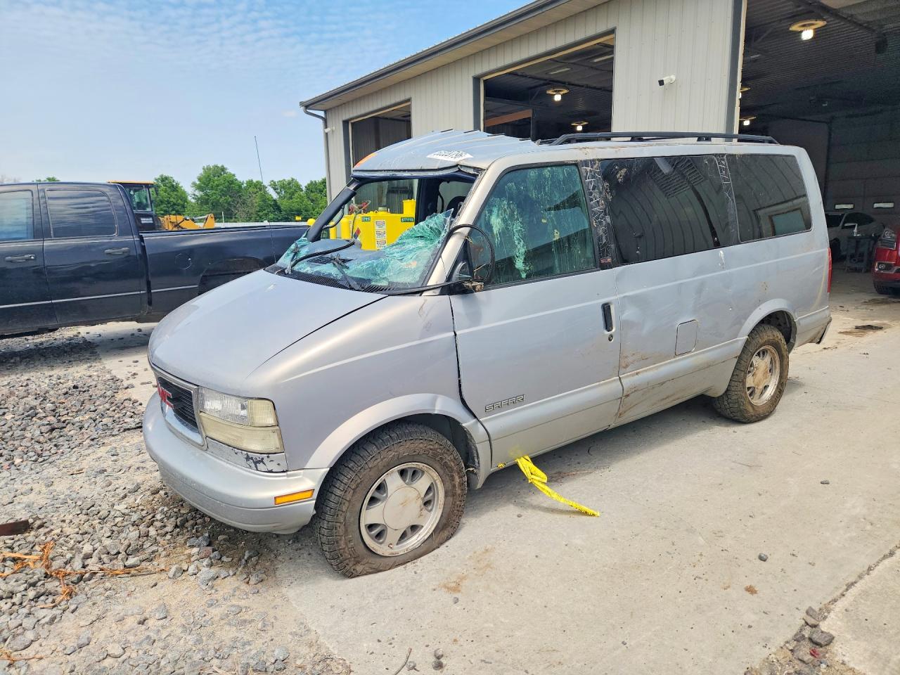 2000 GMC Safari, VIN 1GKDM19W9YB514680 — Rollover