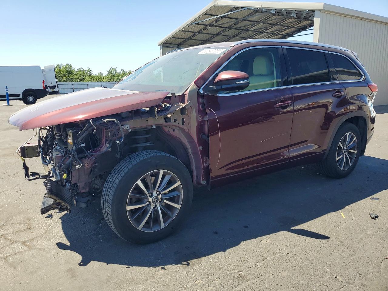 2018 Toyota Highlander XLE, VIN 5TDJZRFH3JS879116 — Front end
