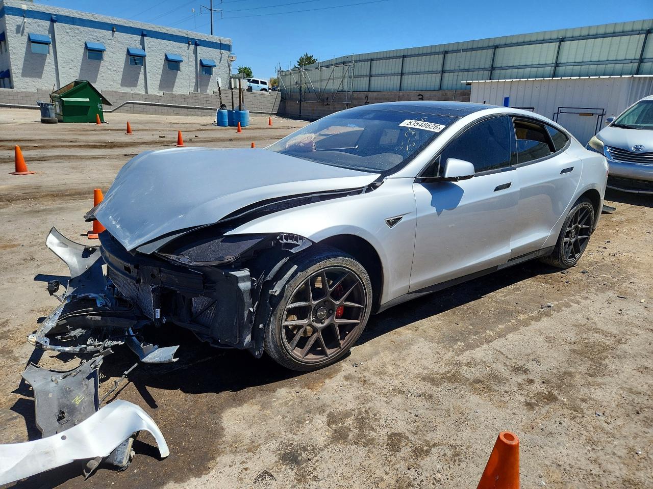 2015 Tesla Model S 85D, VIN 5YJSA1H26FFP70487 — Перед