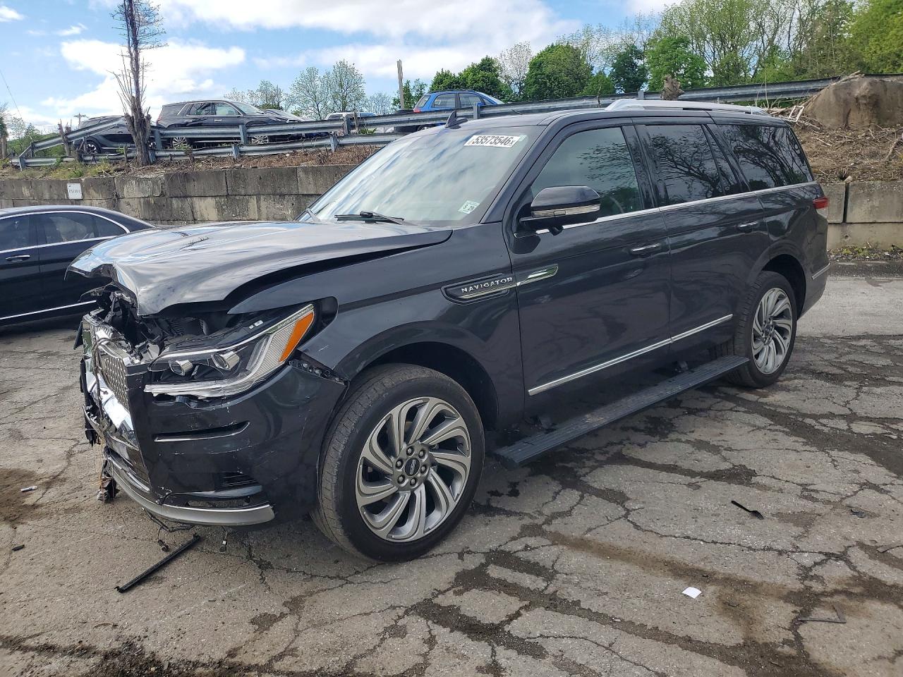 2023 Lincoln Navigator Reserve, VIN 5LMJJ2LGXPEL06067 — Front end