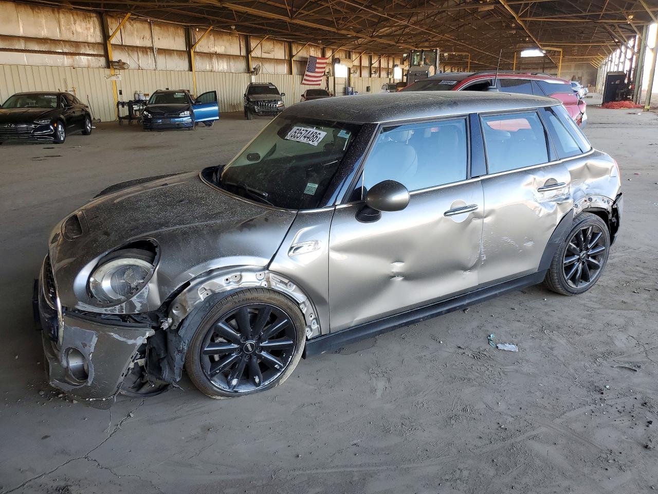 2018 MINI Hardtop 4 Door Cooper S, VIN WMWXU3C57J2F50524 — Перед