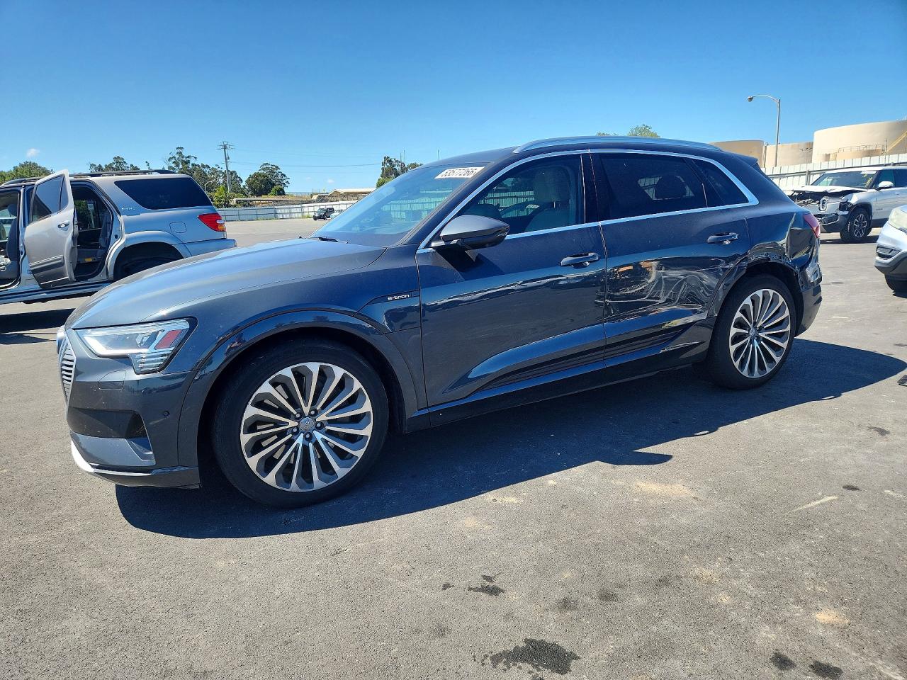 2019 Audi e-tron Prestige, VIN WA1VAAGE9KB011333 — Зад
