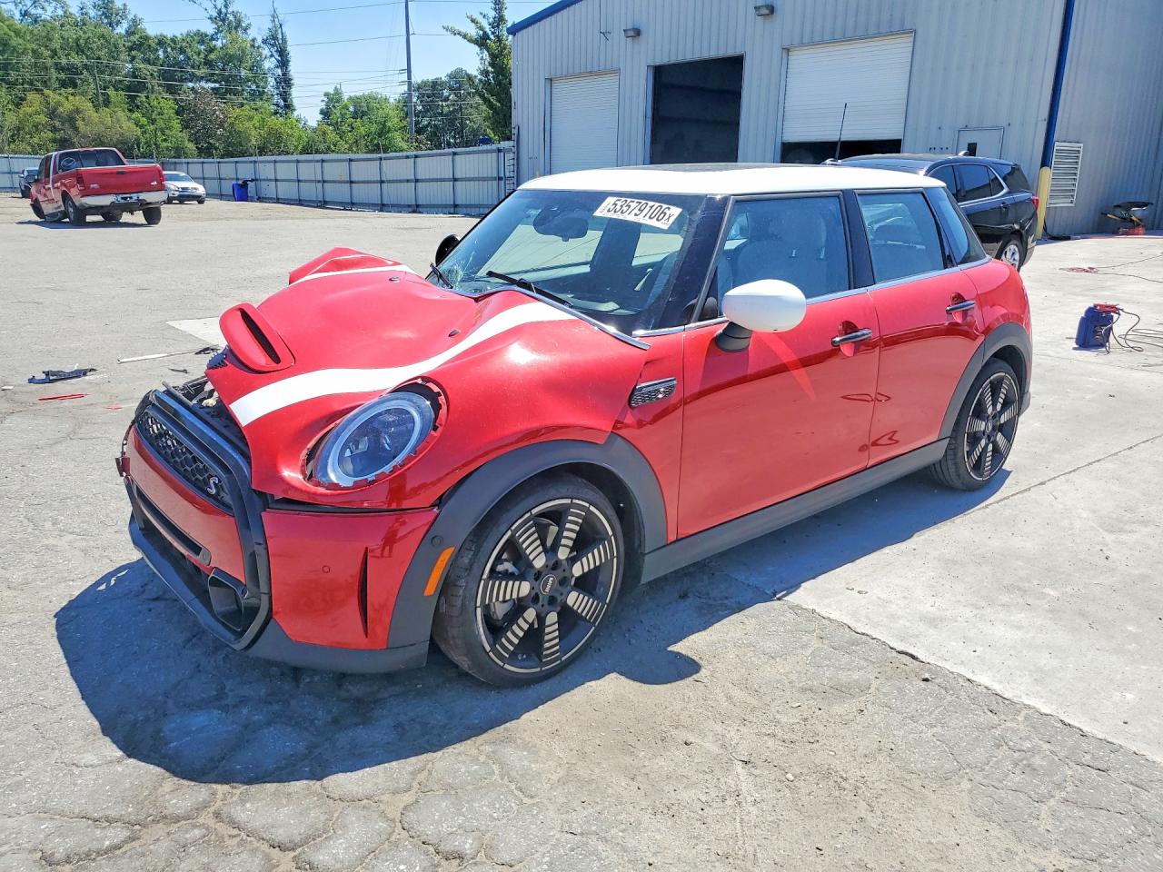 2023 MINI Hardtop 4 Door Cooper S, VIN WMW53DK0XP2T69204 — Перед