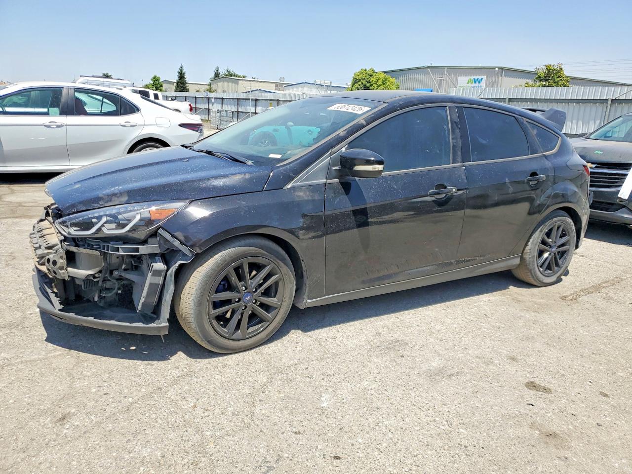 2016 Ford Focus SE, VIN 1FADP3K27GL289907 — Front end