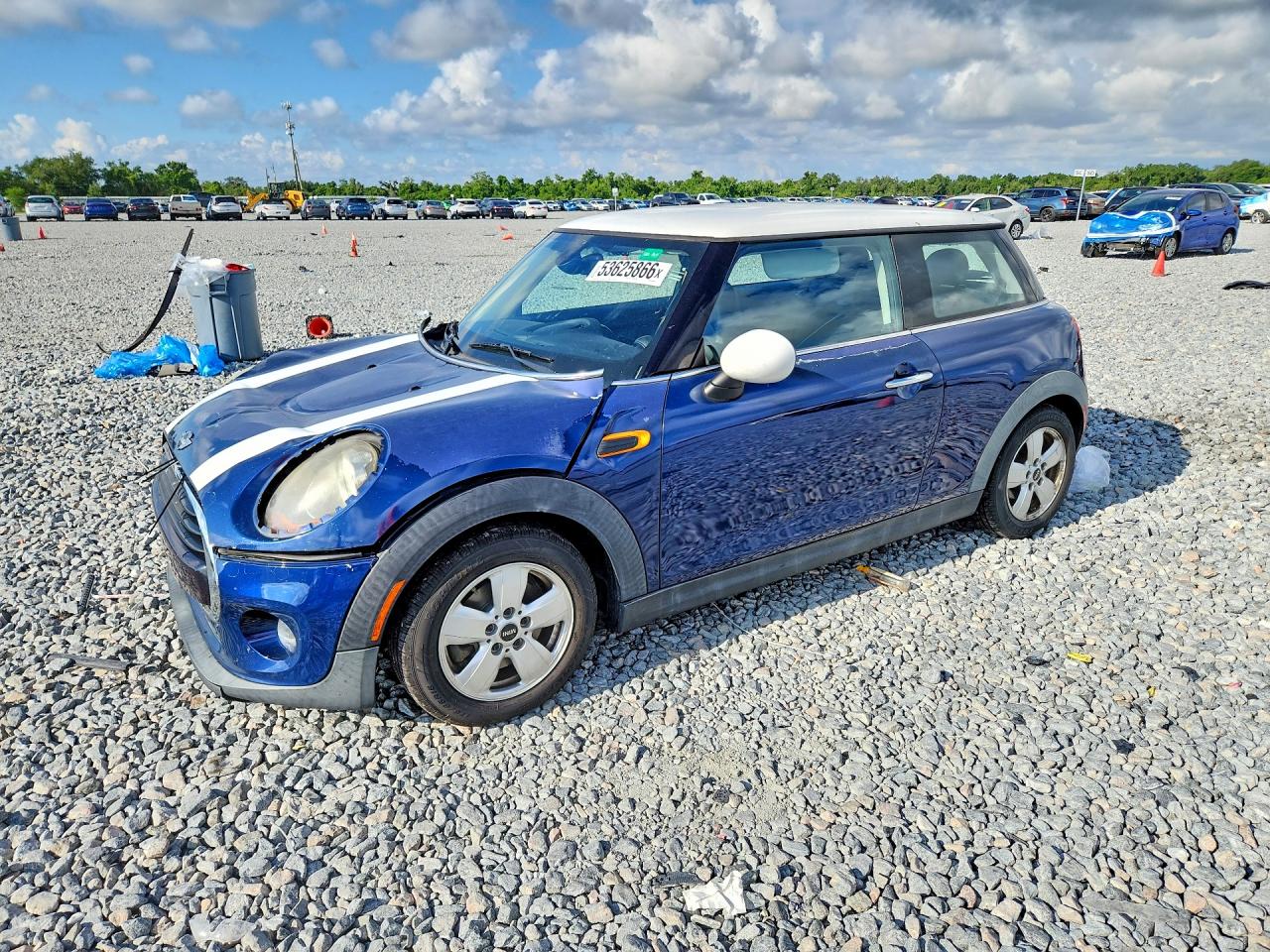 2016 MINI Hardtop, VIN WMWXP5C53G3B14646 — Перед