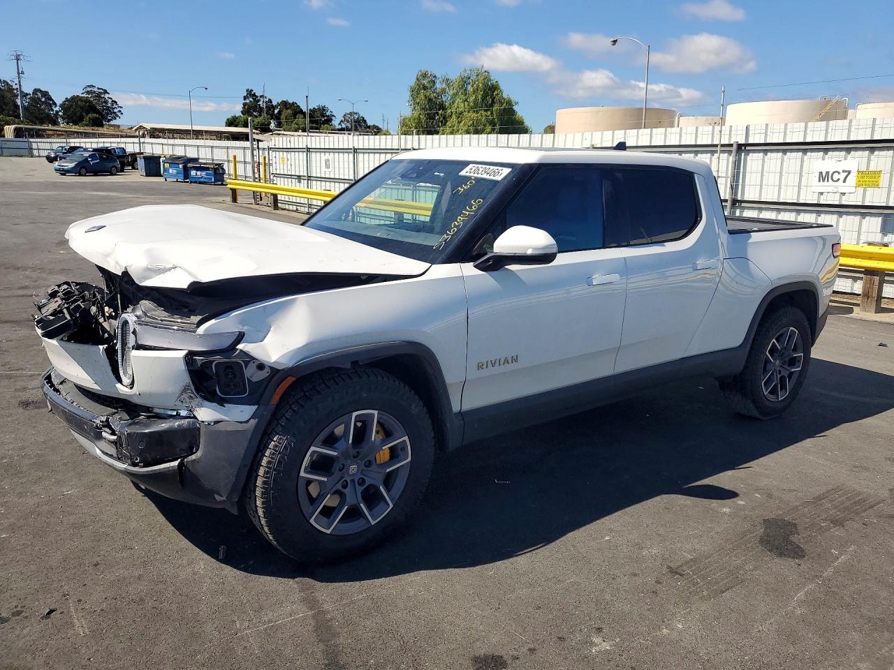 2022 Rivian R1T Launch Edition, VIN 7FCTGAAL6NN001844 — Front end