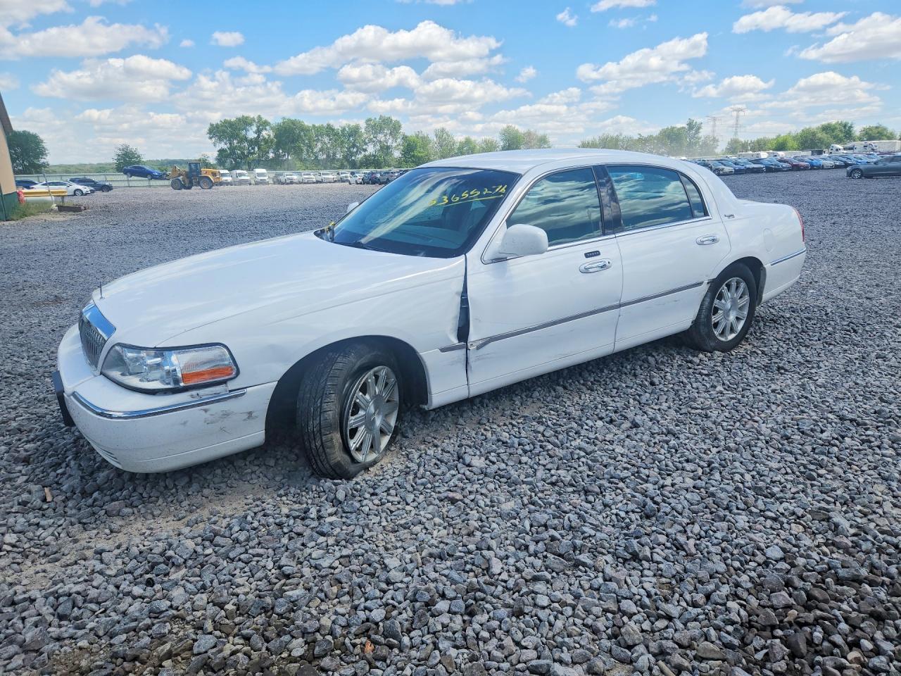 2011 Lincoln Town Car Signature Limited, VIN 2LNBL8CV6BX763503 — Front end