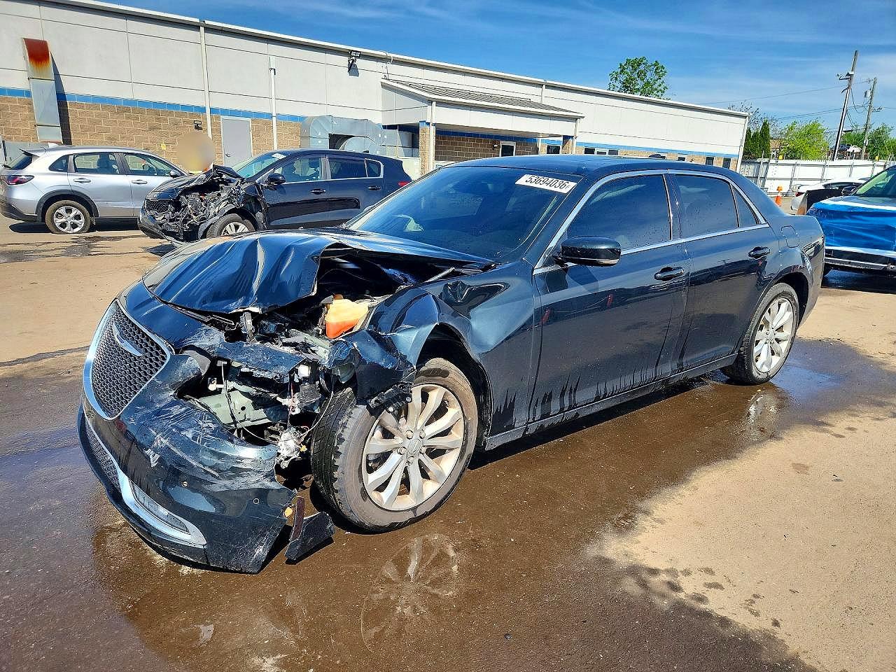 2016 Chrysler 300 Limited, VIN 2C3CCARG1GH321324 — Перед