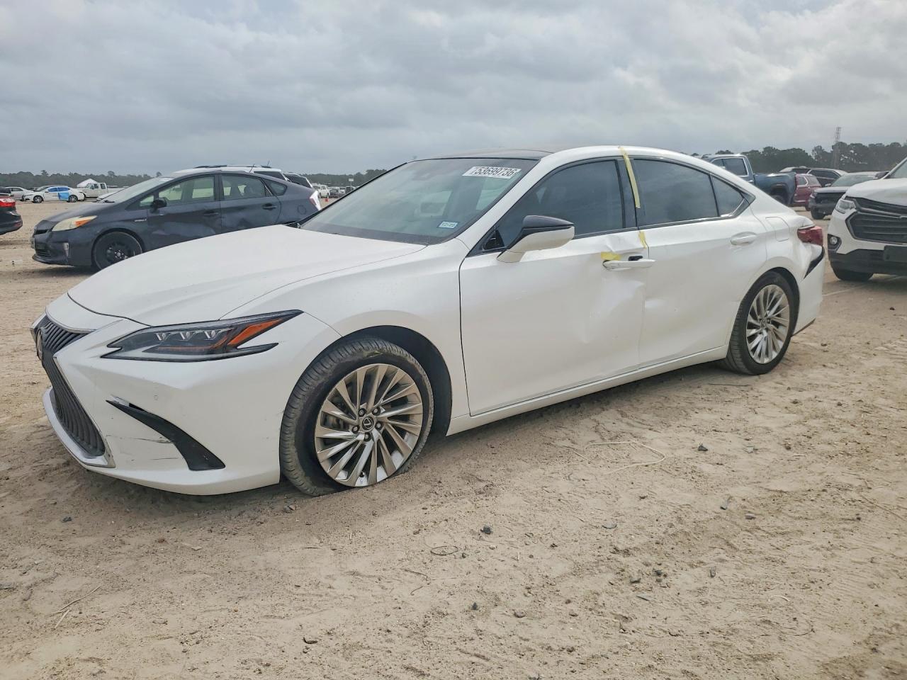 2020 Lexus ES 350 Ultra Luxury, VIN 58AFZ1B13LU077362 — Side