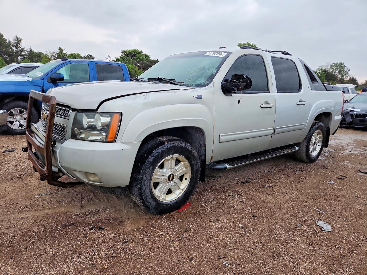 2011 Chevrolet Avalanche LT, VIN 3GNTKFE33BG292262 — Front end