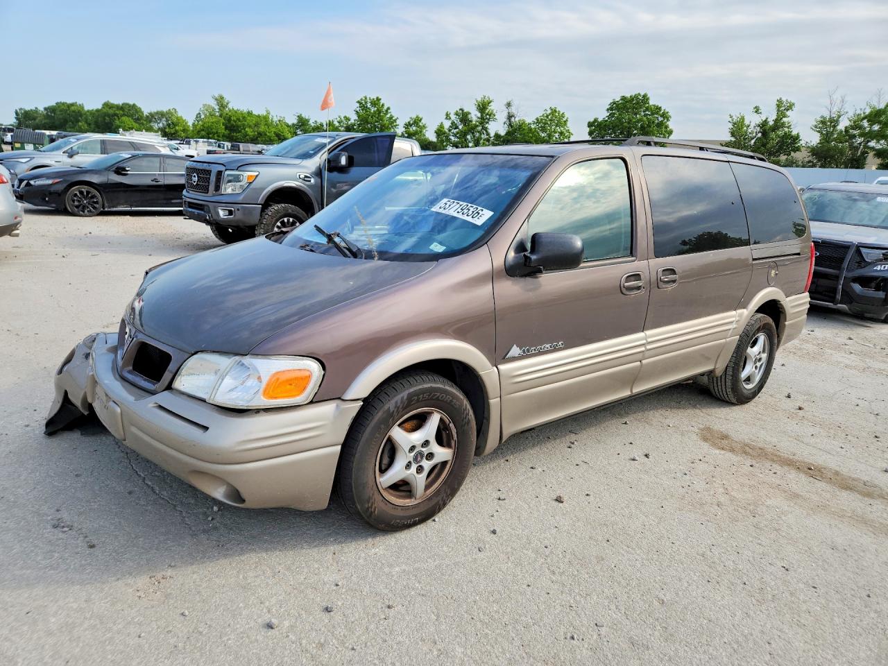 2000 Pontiac Montana, VIN 1GMDX03E8YD170837 — Front end