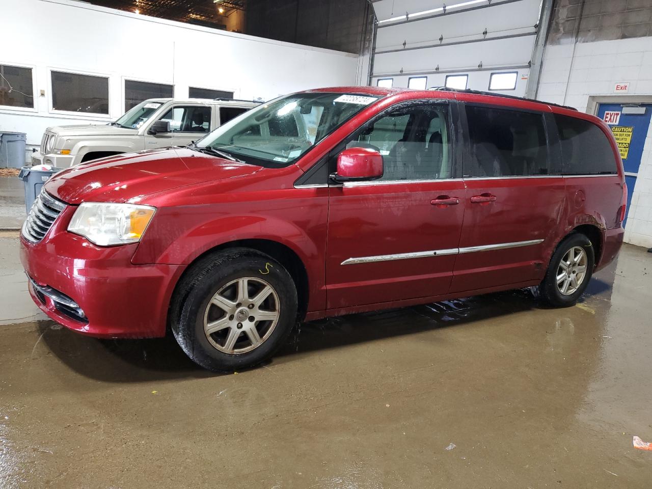 2011 Chrysler Town & Country Touring, VIN 2A4RR5DG4BR633394 — Бок
