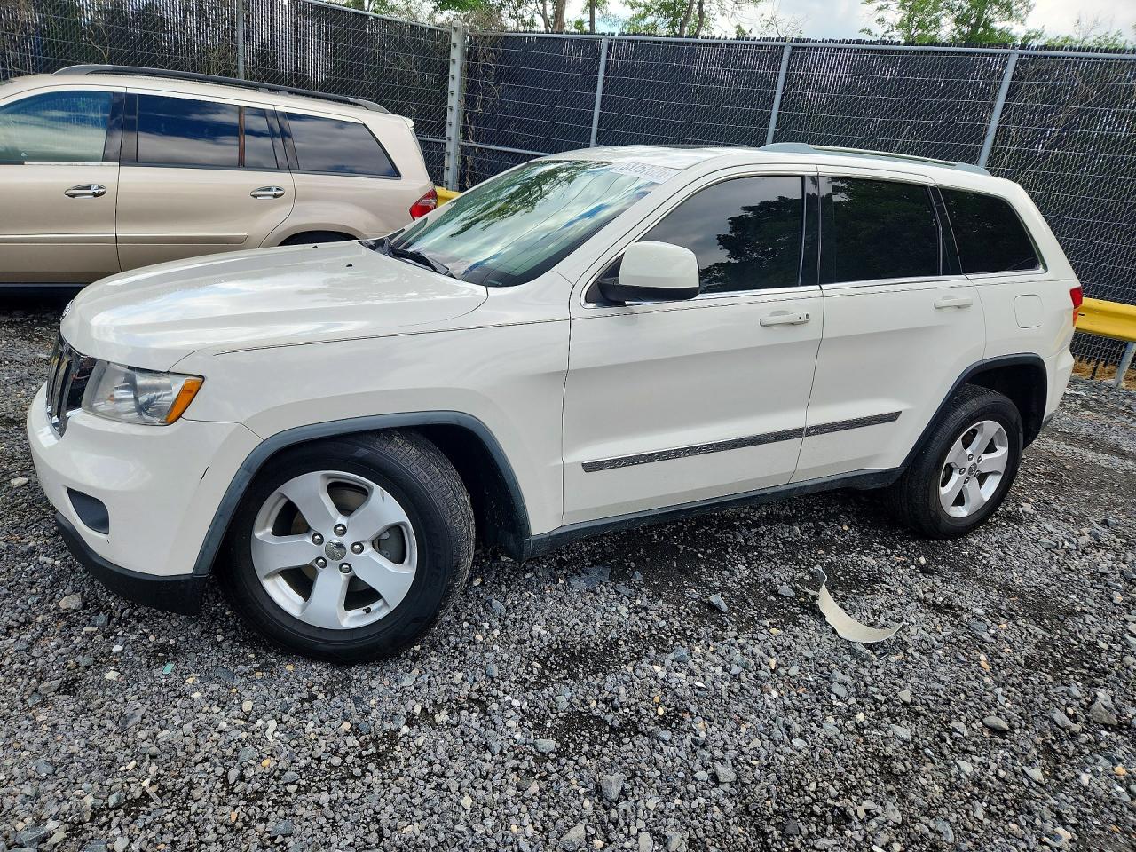 2011 Jeep Grand Cherokee Laredo, VIN 1J4RR4GG5BC581501 — Front end