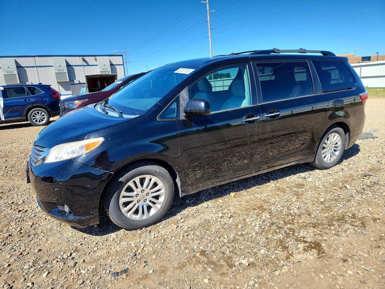 2015 Toyota Sienna XLE, VIN 5TDYK3DCXFS571083 — Front end