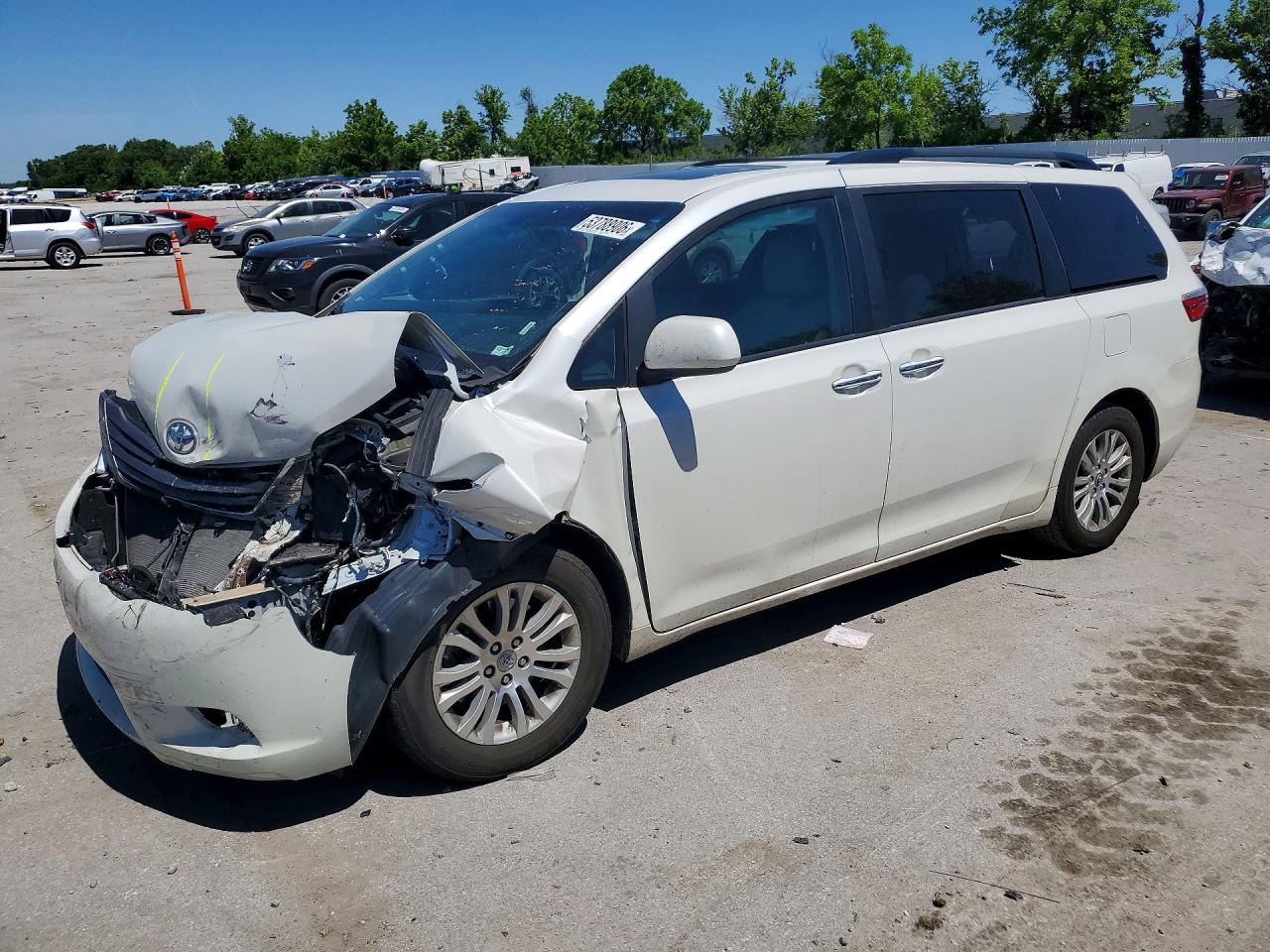 2017 Toyota Sienna XLE, VIN 5TDYZ3DC2HS821415 — Front end