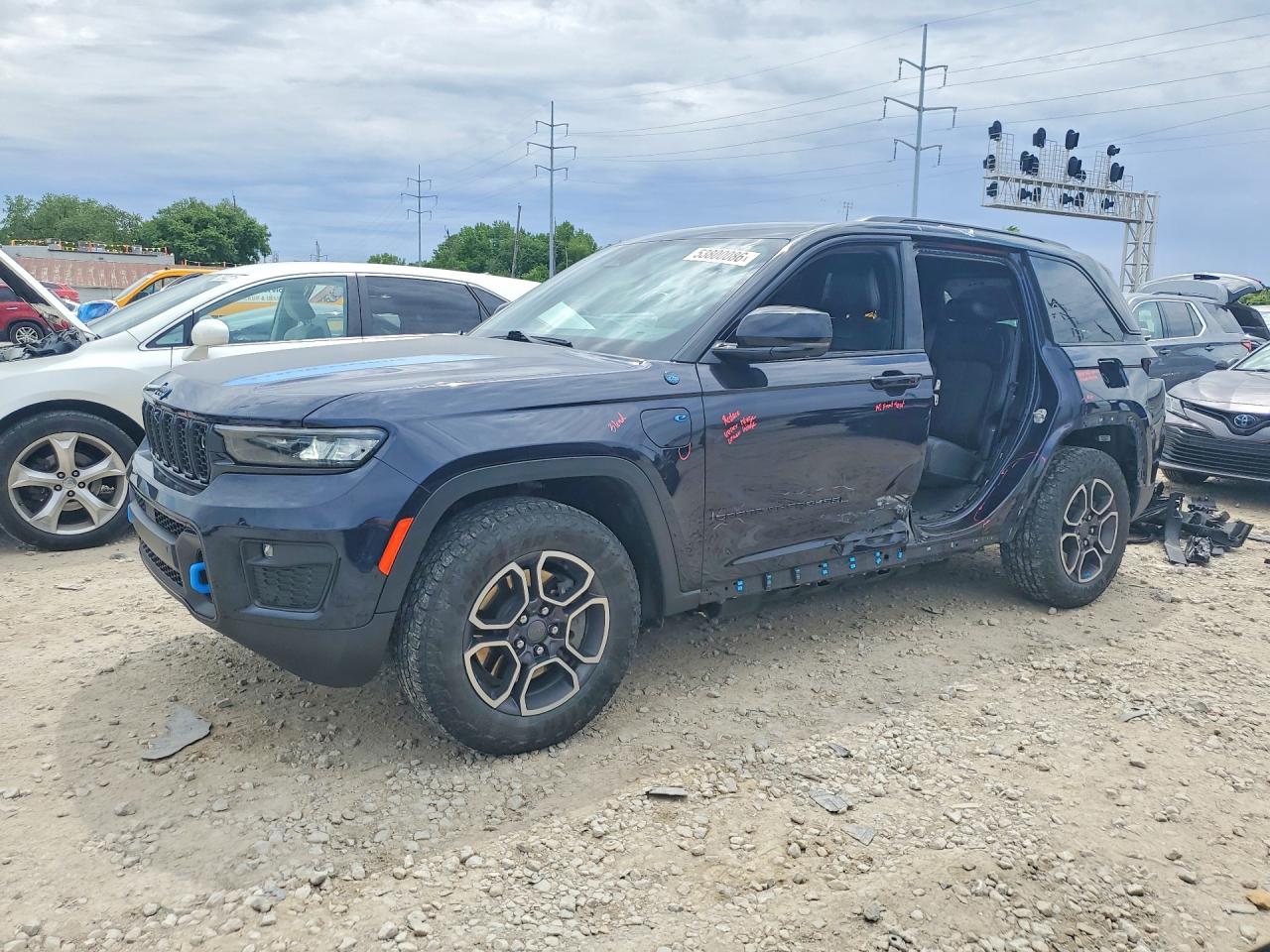 2022 Jeep Grand Cherokee Trailhawk, VIN 1C4RJYC60N8747321 — Side