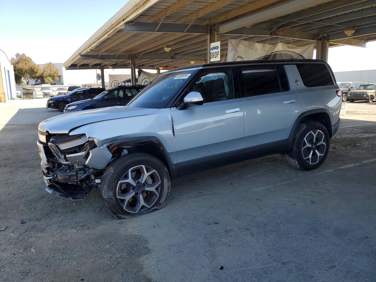 2024 Rivian R1S Adventure, VIN 7PDSGCBA3RN035670 — Front end