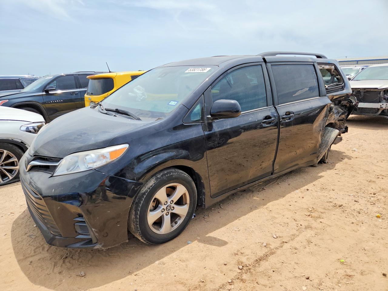 2018 Toyota Sienna LE, VIN 5TDKZ3DC6JS915325 — Side