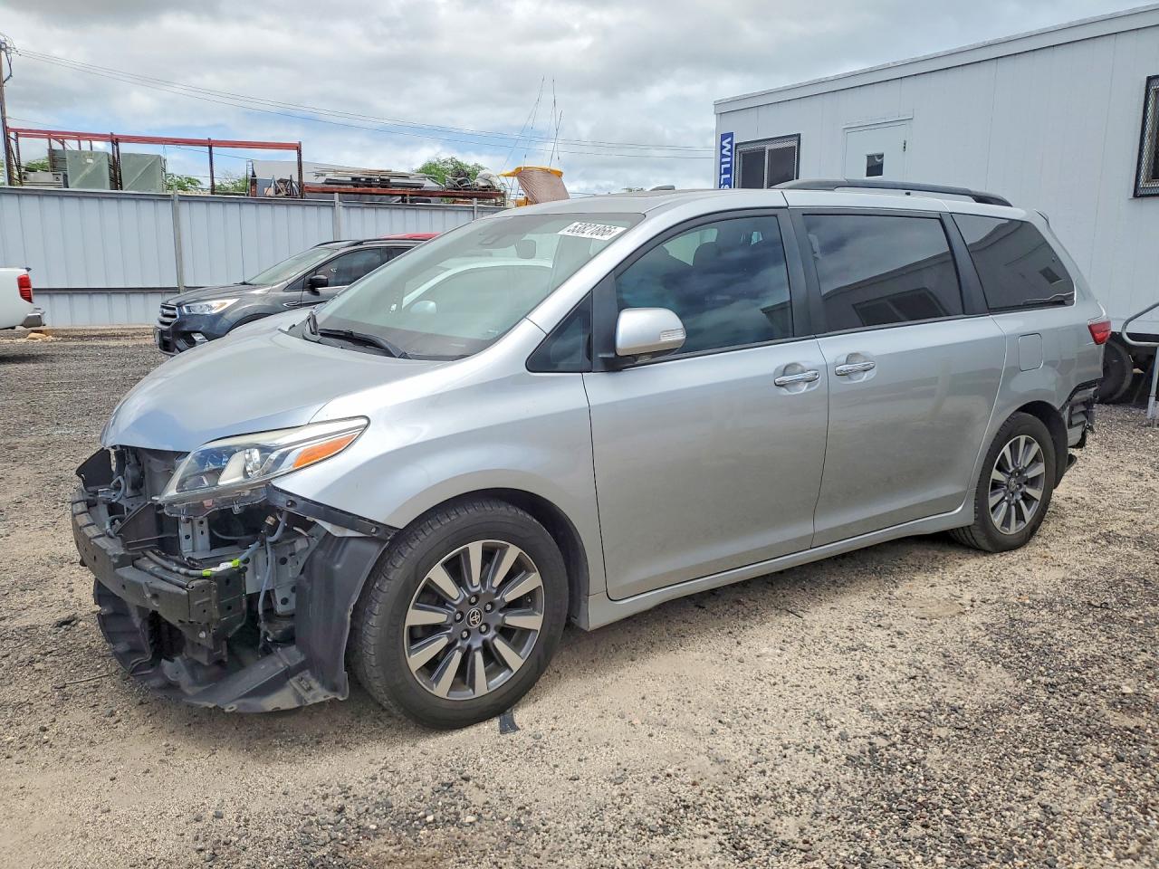 2020 Toyota Sienna XLE, VIN 5TDYZ3DC9LS076509 — Перед