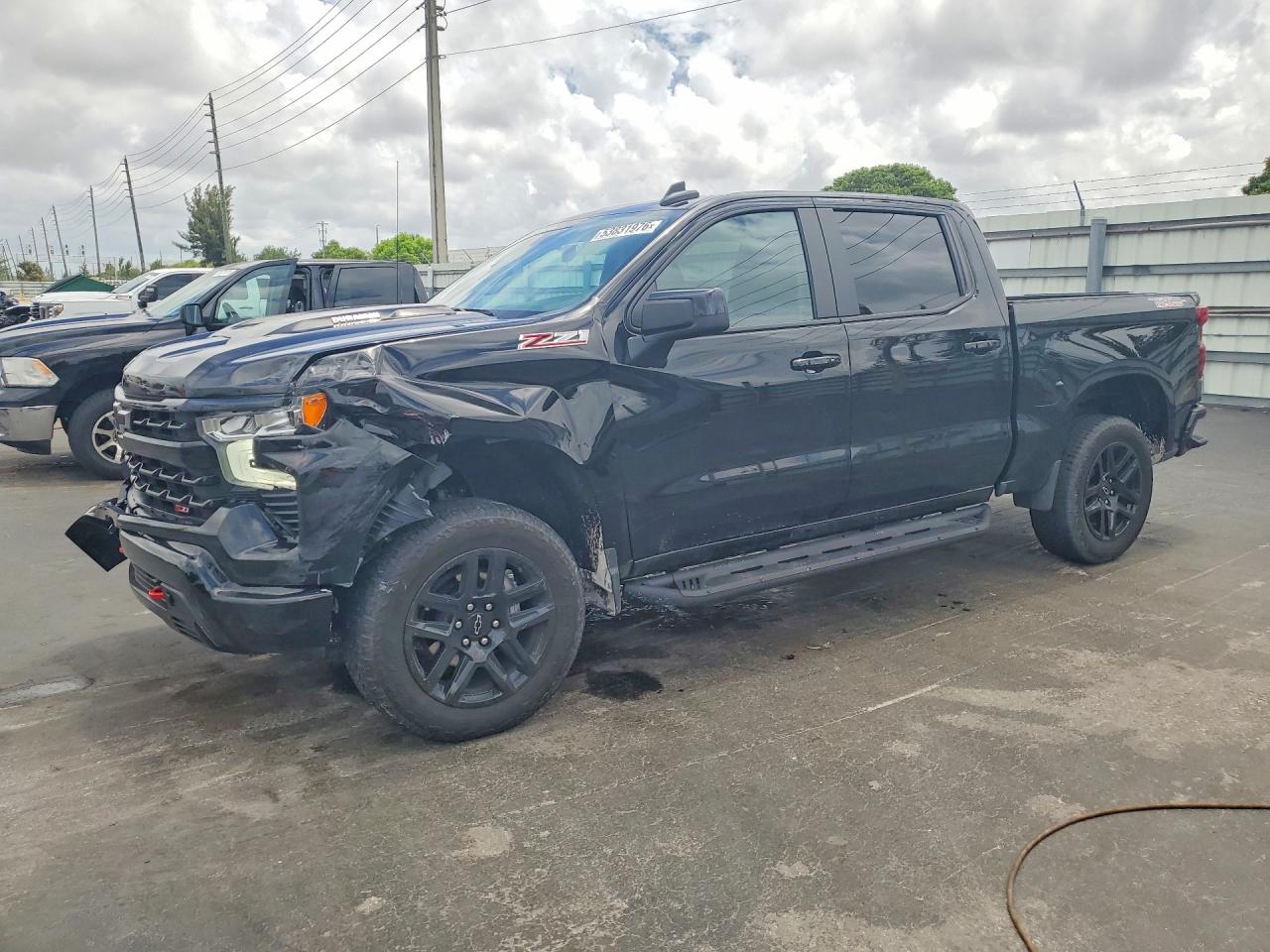 2025 Chevrolet Silverado 1500 LT Trail Boss, VIN 3GCUKFE85SG257425 — Перед