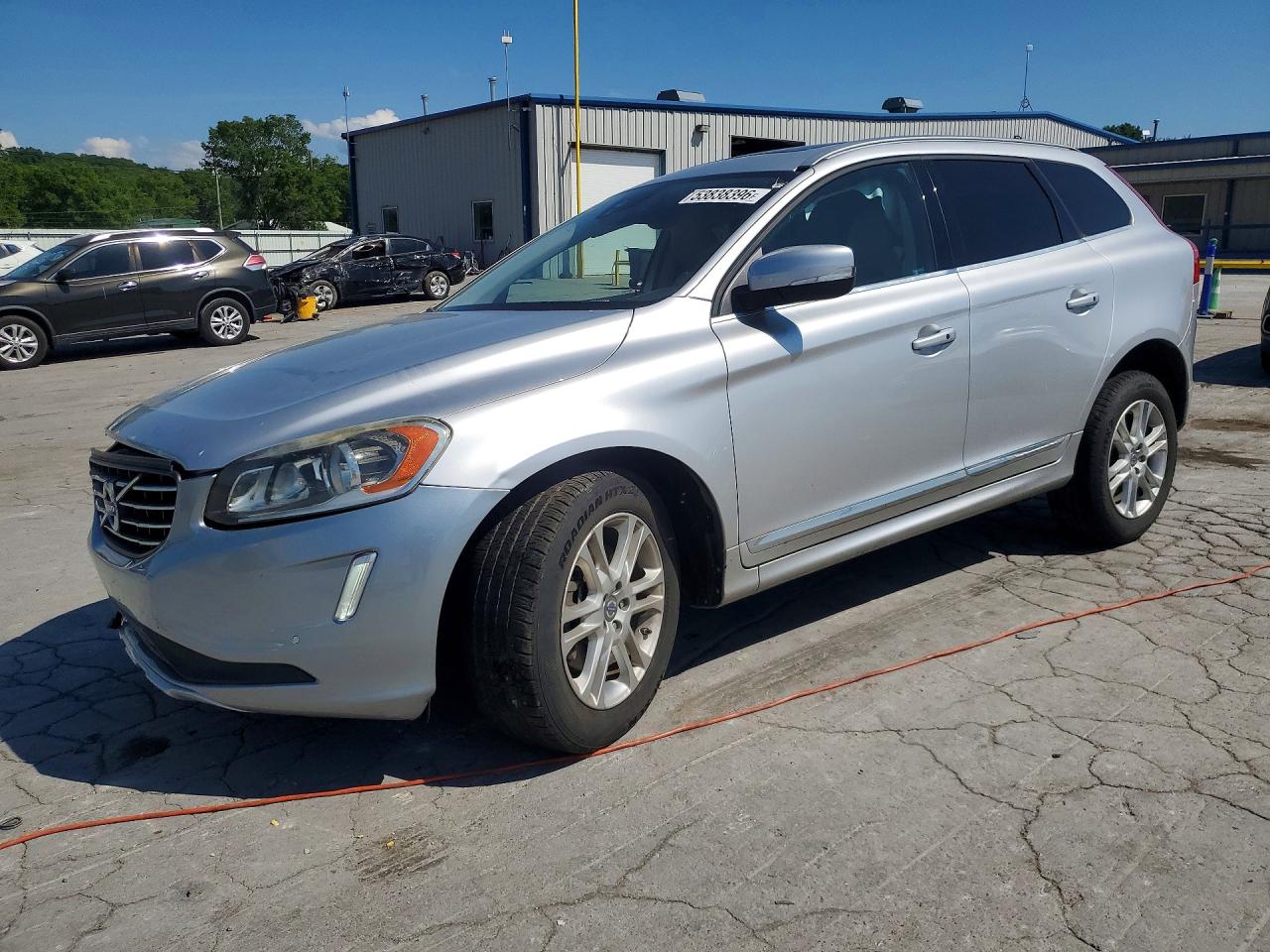 2015 Volvo XC60 T5 Drive-E Premier, VIN YV440MDK9F2692239 — Front end