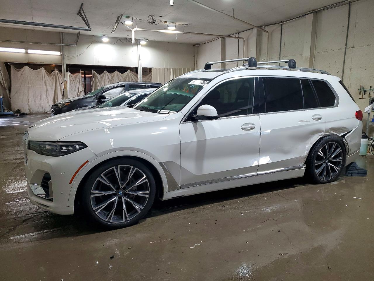 2020 BMW X7 xDrive40i, VIN 5UXCW2C04L9C40902 — Бок