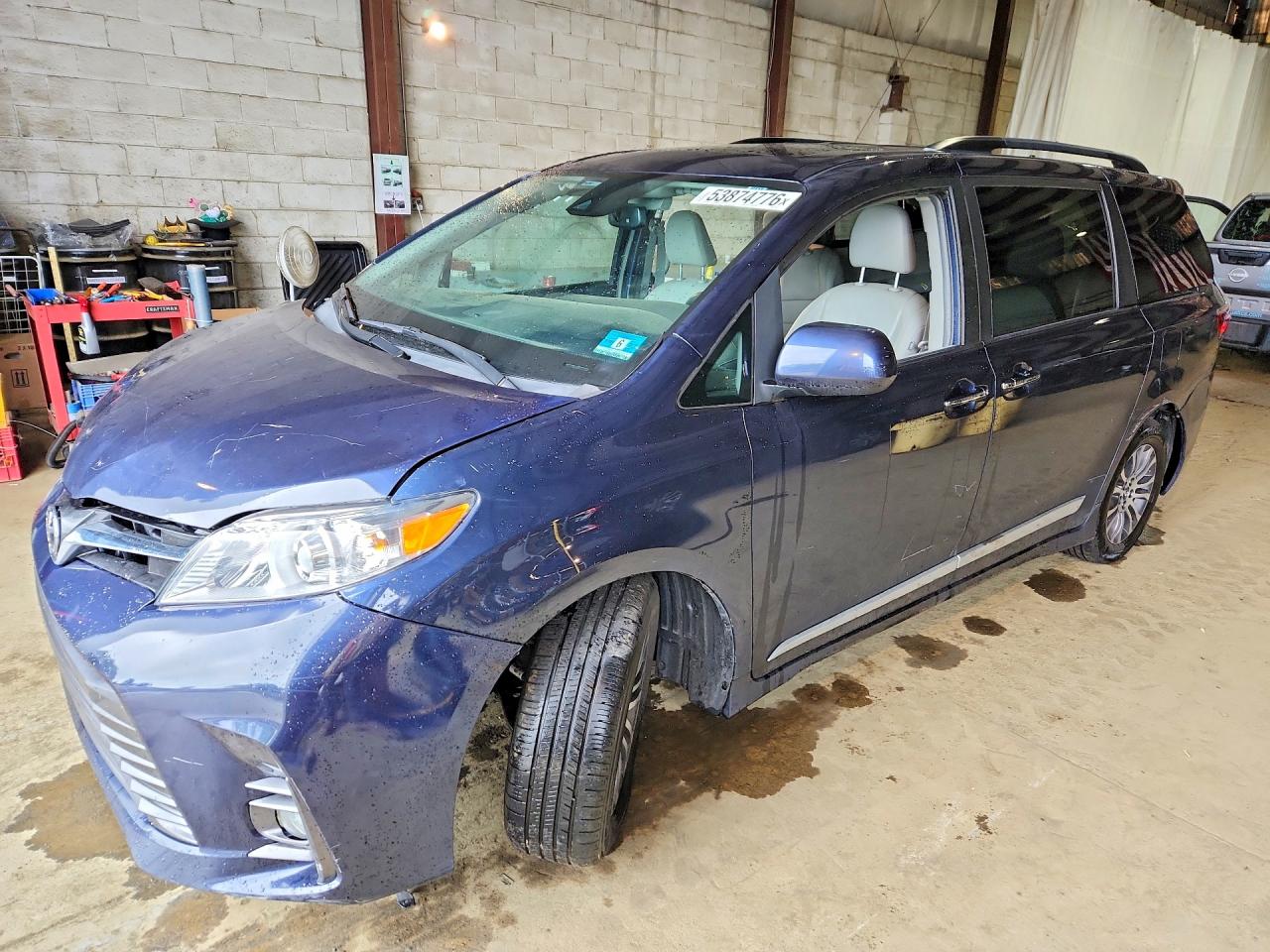 2018 Toyota Sienna XLE, VIN 5TDYZ3DC6JS954751 — Side