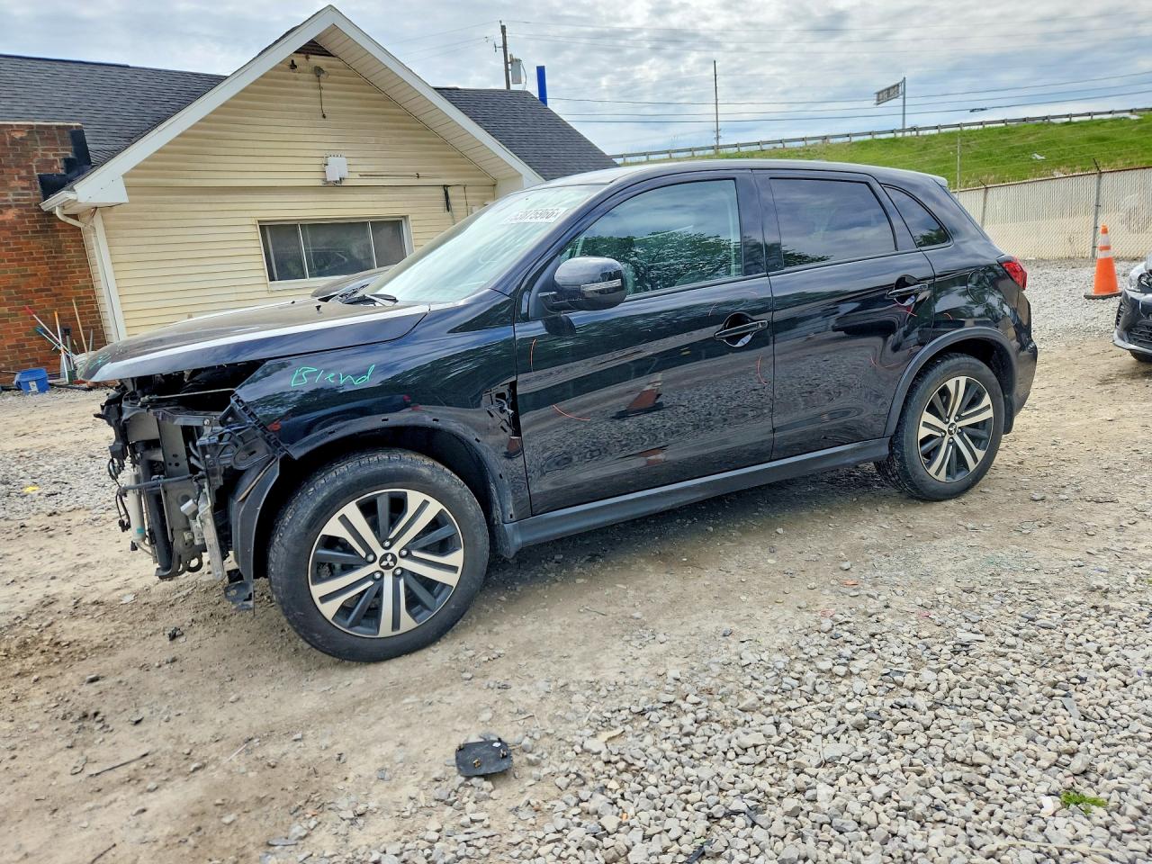 2022 Mitsubishi Outlander ES, VIN JA4ARUAU8NU021501 — Front end