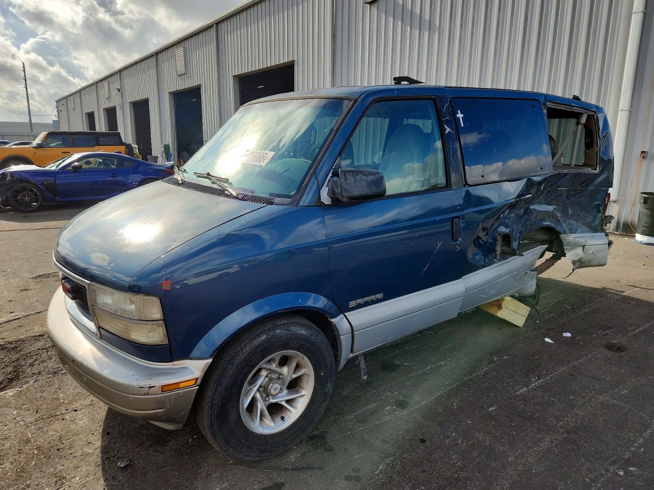 2000 GMC Safari, VIN 1GKDM19W8YB526481 — Rear end