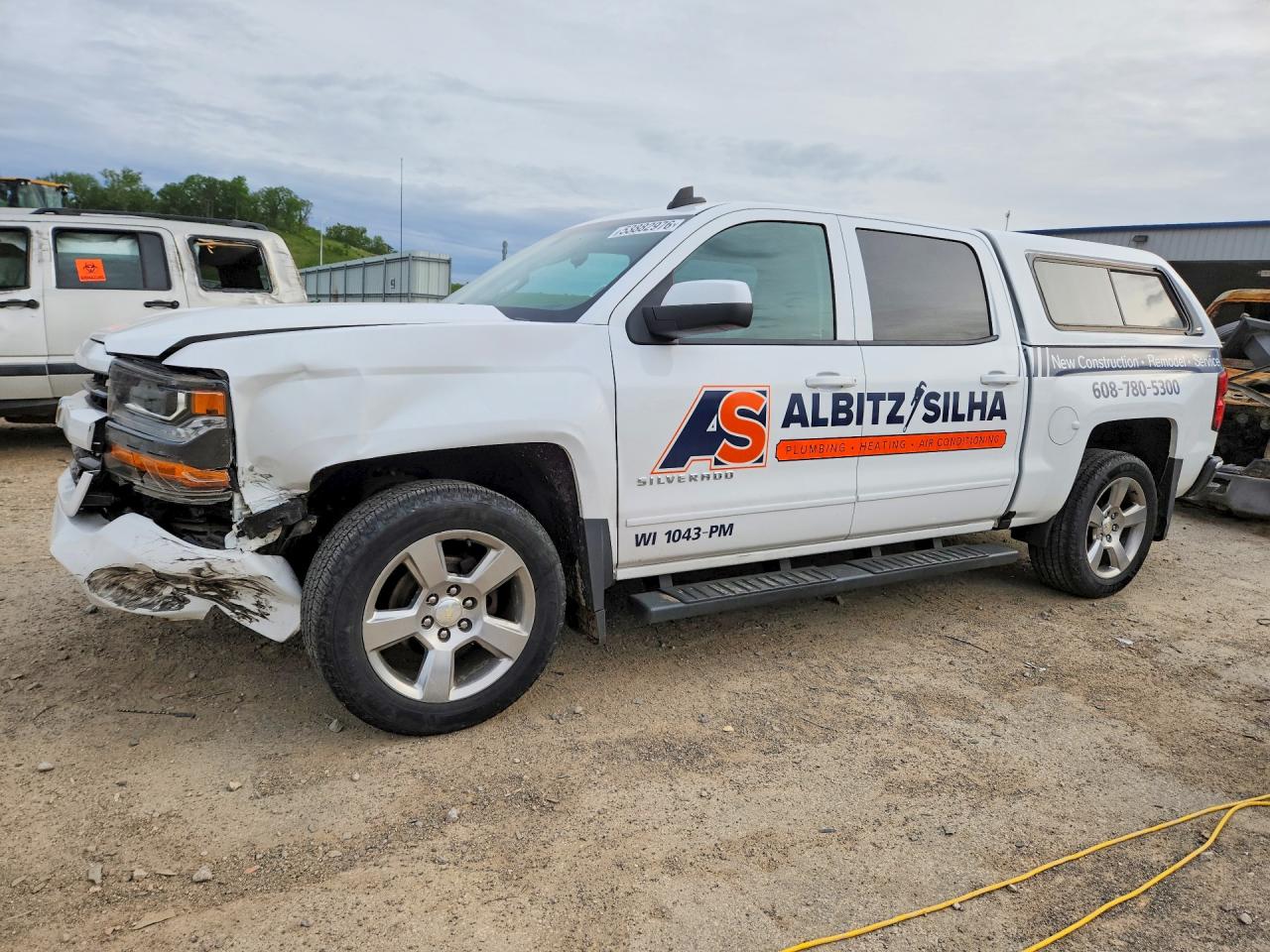 2018 Chevrolet Silverado 1500 LT, VIN 3GCUKREC7JG357613 — Front end